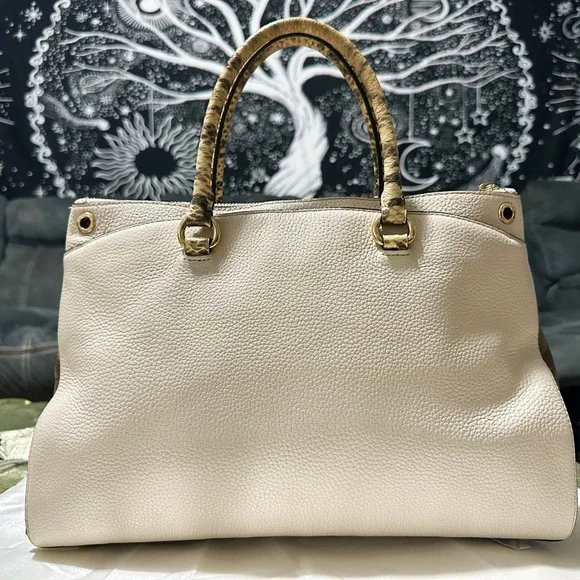 Coach shoulder bag Cream Leather Satchel with Signature Trim and Gold Hardware - Picture 12 of 17